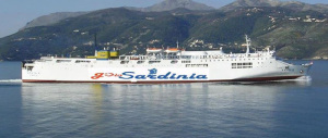 In Sardegna una compagnia low cost cambia le partenze e i viaggiatori finiscono “alla deriva”