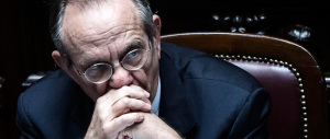 Padoan fa “catenaccio” sulla crisi. Il centrodestra: restare nella «gabbia» del 3% ci affosserà