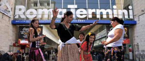 A Termini un racket in mano ai rom. Ogni giorno in 100 tengono in ostaggio la Stazione. Il 40% sono minori