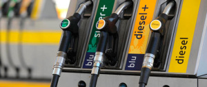 L’Italia delle stangate: i prezzi della benzina sono i più alti d’Europa (grazie a Monti, Letta e Renzi)