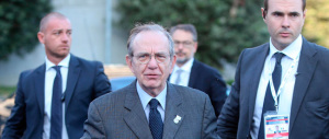 I conti non tornano, Padoan prova a rassicurare la Bce: «Rispetteremo gli impegni sul deficit»
