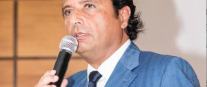 L’ultima di Schettino: «La gente vuole fare le foto con me perché mi stima, come potrei rifiutare?»