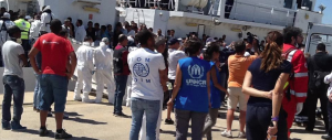 Nuova tragedia nel Mediterraneo, barcone affonda al largo di Malta: tre morti e decine di dispersi