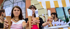Renzi in Puglia per la passerella, ma trova solo contestazioni. In scena anche la protesta del gelato
