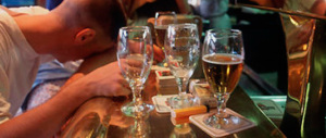 Firenze, ragazzina di 16 anni beve alcolici al pub e sviene: etilismo acuto