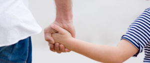 Usa, giudice toglie figlia adottiva a una coppia gay: meglio mamma e papà