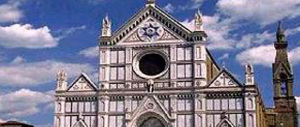 «Io sono ateo»: un giovane urina sul portone della Basilica di Santa Croce a Firenze