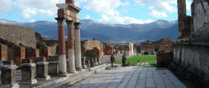 Non bastava l’incuria, ora anche i turisti stranieri fanno “a pezzi” Pompei per arredare i propri salotti..