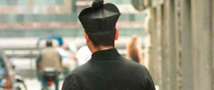 Finto prete chiedeva soldi ai turisti per entrare in chiesa: denunciato romeno