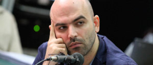 Roberto Saviano in caduta libera: cerca di far parlare di sé insultando Berlusconi