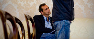 L’ultima sceneggiata di De Magistris: vede “fascisti” ovunque e scimmiotta Mario Merola
