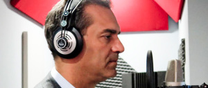 De Magistris sempre più alla ricerca disperata di un palco: ora s’inventa pure cantante