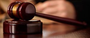 Solo per i gay c’è il diritto d’offesa, gli altri sono “teste di c…”. Così parlò il magistrato