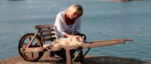 Non c’è pace in casa Le Pen. Un doberman del padre ha sbranato la gattina di Marine… e lei se ne va di casa