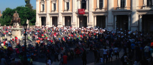 “Daje Marino, vattene”: in piazza contro il sindaco di Roma anche i passeggini con mamma e papà