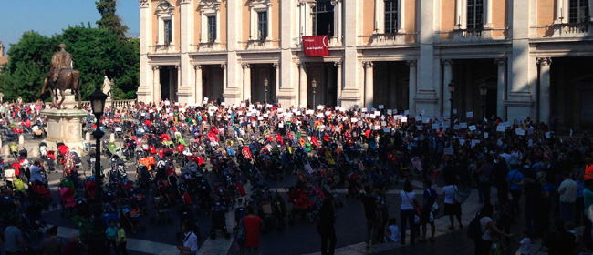 “Daje Marino, vattene”: in piazza contro il sindaco di Roma anche i passeggini con mamma e papà