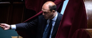 Berlusconi scarica Alfano e guarda a destra. Fratelli d’Italia e Lega: fatti, non parole