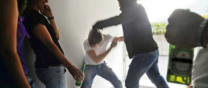 Terrore a Pistoia: giovani albanesi assediano la scuola per picchiare un minore. Sputi e botte al preside