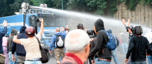 Napoli blindata per il vertice Bce: pioggia e idranti sull’ultrasinistra in corteo