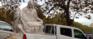La Pietà di Michelangelo va in giro per Roma a bordo di un pick-up
