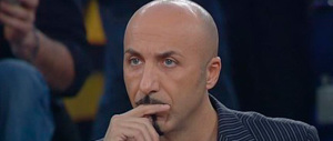 Luca Jurman, l’ex maestro di “Amici”, preso a pugni e calci in autostrada: la vicenda finisce in tribunale