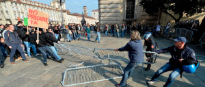 Perfino Fassino se n’è accorto: al corteo Fiom l’ultrasinistra ha aggredito le forze dell’ordine