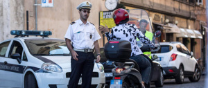 Roma, pedonalizzato il Tridente: l’ira di commercianti e centauri contro Marino