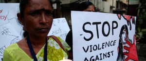 India choc, una quindicenne violentata, bruciata e decapitata: il mostro è il padre