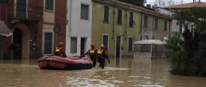 Il centro-nord nella morsa del maltempo: a Carrara famiglie sui tetti