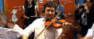 Nardella, il defino di Renzi, suona l’Inno di Forza Italia col violino (video)