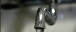 Rincara anche l’acqua. Manca solo la stangata sull’aria che respiriamo