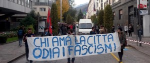 Corteo contro Casapound e Lega: la commedia dell’antifascismo a Trento