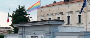 La bandiera dei gay al posto del Tricolore: in Italia accade persino questo…