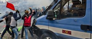 Napoli, antagonisti scatenati contro la polizia. In corteo anche deputati grillini