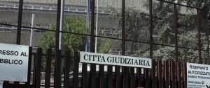 Due egiziani sotto processo ingannano l’attesa tentando un borseggio