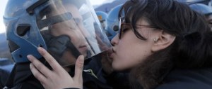 Cortei, nelle nuove regole di ingaggio il bacio agli agenti è “provocazione“
