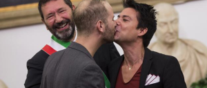 Montino (ex vice-Marrazzo) fa il verso a Marino e “sposa” due gay