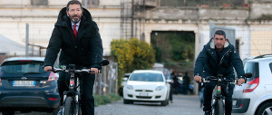 Scandalo a Roma: Marino non vede, non sente, non parla. Va in bicicletta
