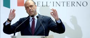 Alfano: via il passaporto ai sospetti. «Chi usa Dio per il terrore è una bestia»