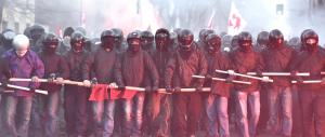 Caschi, bastoni e molotov: Cremona messa a ferro e fuoco dai centri sociali