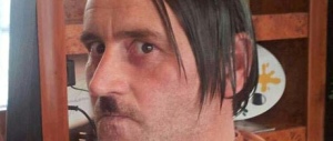 In posa come Hitler, bufera sul fondatore di Pegida che si dimette