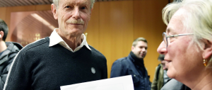 No Tav, inizia il processo a Erri De Luca. Lui fa la star e firma autografi…