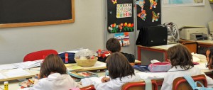 Terrorizzava gli alunni: calci alla cattedra e violenze. Maestra rimossa