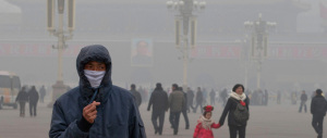 Pechino nella morsa dello smog: la visibilità è scesa sotto i 100 metri