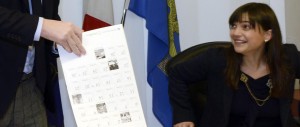 Anche Serracchiani si fa il calendario, un po’ “velina” un po’ donna di potere