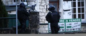 Scovati i due terroristi islamici: sparatoria e presa di ostaggi
