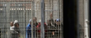 Si barricano nel centro immigrati e aggrediscono gli agenti: 6 arresti