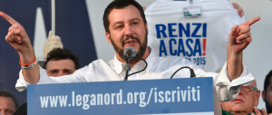 Salvini: «Renzi servo sciocco di Bruxelles». E la piazza s’infiamma