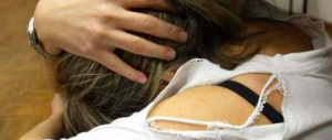Tredicenne violentata e ricattata dai compagni di scuola: Torino sotto choc