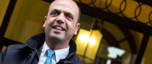 Alfano fa la voce grossa: chi vuole andarsene si accomodi